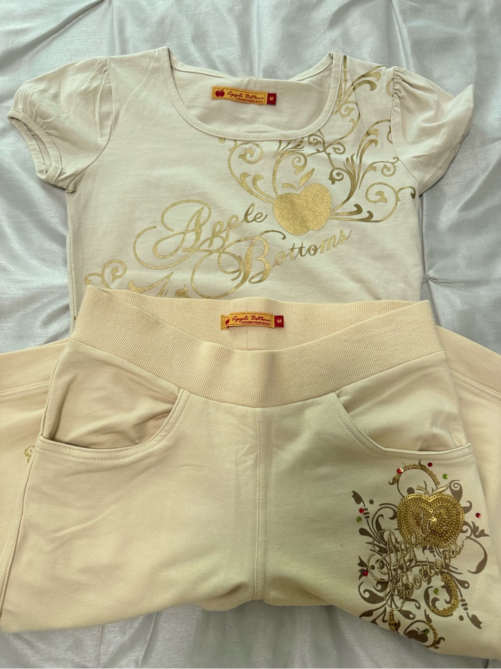 Apple Bottoms Cream and Gold Logo Tee & Capris Set - Medium in Children’s